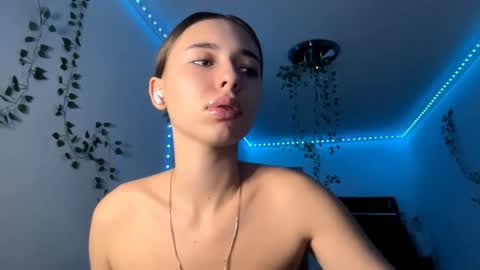 Snapshot of viviennebreihan chatting on November 2025 04:28:02 PM Vivi online show from November 2025 04:28:02 PM