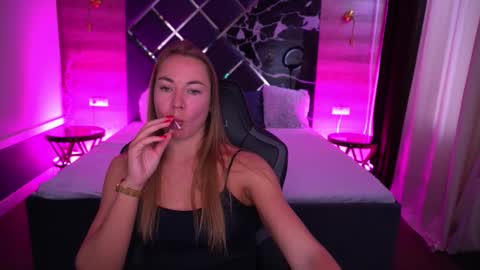 Snapshot of vixenmuse chatting on October 2025 01:00:02 PM Ur Lady online show from October 2025 01:00:02 PM