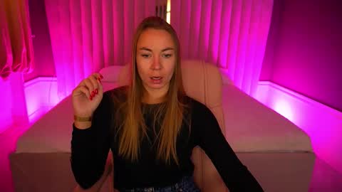 Snapshot of vixenmuse chatting on October 2025 12:17:01 PM Ur Lady online show from October 2025 12:17:01 PM