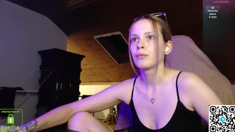 Valou online show from September 2025 08:00:02 PM