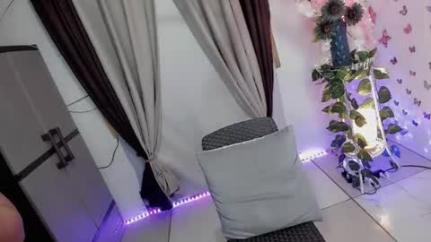 Snapshot of wellcumbabyxx chatting on October 2025 04:49:01 PM Hi Im LOVIE Please dont forget to follow and thumbs up me online show from October 2025 04:49:01 PM