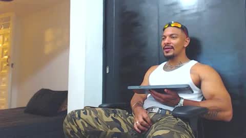 Snapshot of wesleyrogger chatting on October 2025 09:58:02 PM Wesley Rogger online show from October 2025 09:58:02 PM