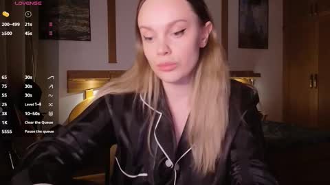 Lana online show from October 2025 06:59:01 PM