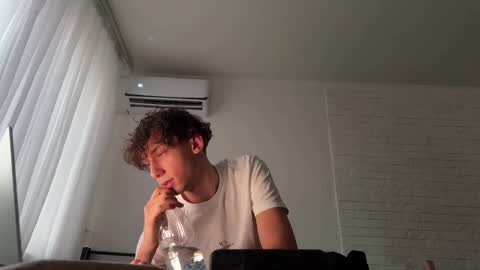 Snapshot of wheremydaydream chatting on November 2025 01:33:02 PM Mia Please help me to reach 100 thumps up online show from November 2025 01:33:02 PM