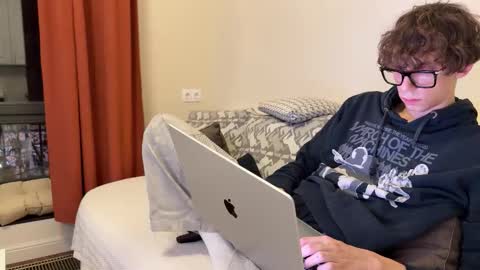 Snapshot of wheremydaydream chatting on November 2025 03:04:01 PM Mia Please help me to reach 100 thumps up online show from November 2025 03:04:01 PM