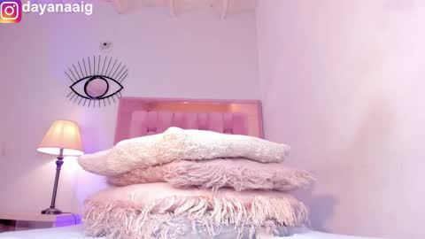 Snapshot of whiite_snow_ chatting on November 2025 05:03:02 PM Sara online show from November 2025 05:03:02 PM