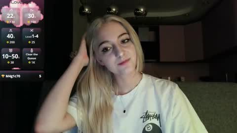 Lina online show from September 2025 10:44:02 PM