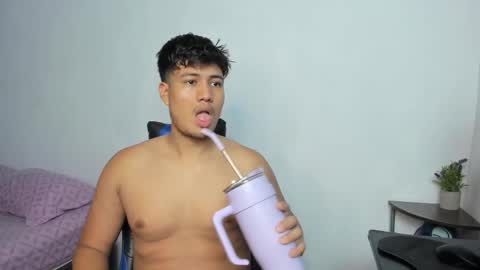 Snapshot of wish_coup_18151170 chatting on November 2025 08:42:01 PM Alice and Mike online show from November 2025 08:42:01 PM