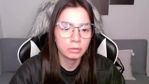 Snapshot of wolfs_daughter chatting on October 2025 01:47:01 AM Alex online show from October 2025 01:47:01 AM