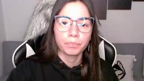 Snapshot of wolfs_daughter chatting on October 2025 01:52:02 AM Alex online show from October 2025 01:52:02 AM