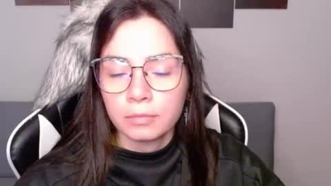 Snapshot of wolfs_daughter chatting on November 2025 01:36:01 AM Alex online show from November 2025 01:36:01 AM