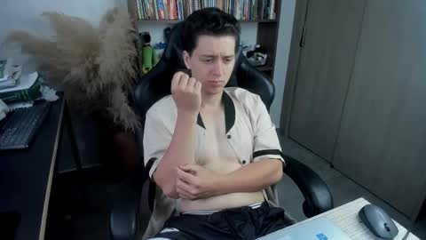 Snapshot of wolker_allan chatting on October 2025 12:01:02 PM wolker_allan online show from October 2025 12:01:02 PM