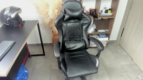 Snapshot of wolker_allan chatting on November 2025 06:17:01 PM wolker_allan online show from November 2025 06:17:01 PM