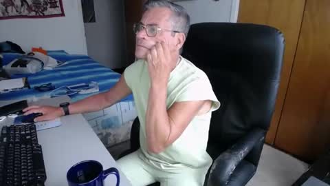 Snapshot of worldlarge chatting on December 2024 02:21:01 PM Large one online show from December 2024 02:21:01 PM