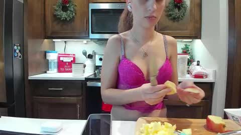 Snapshot of x_buttercup_x chatting on December 2025 04:44:02 AM x_buttercup_x online show from December 2025 04:44:02 AM