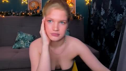 Snapshot of xloe_queen chatting on December 2024 05:08:01 PM Chloe online show from December 2024 05:08:01 PM