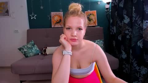 Snapshot of xloe_queen chatting on January 2025 09:23:01 AM Chloe online show from January 2025 09:23:01 AM