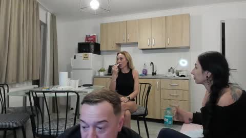 Snapshot of xveryhotcouple chatting on November 2025 06:31:01 PM xveryhotcouple online show from November 2025 06:31:01 PM