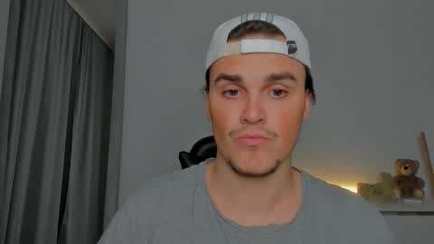 Snapshot of xx_raul_xx_ chatting on October 2025 01:50:02 AM raul online show from October 2025 01:50:02 AM