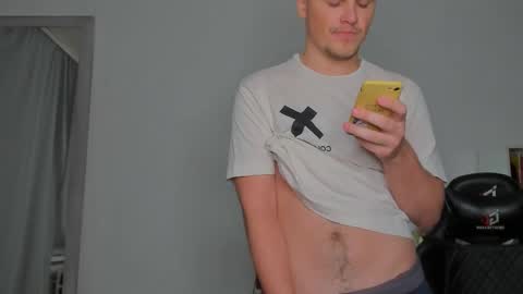 Snapshot of xx_raul_xx_ chatting on November 2025 11:05:01 PM raul online show from November 2025 11:05:01 PM