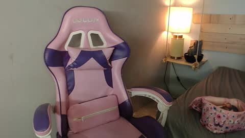 Snapshot of yenn_claros chatting on December 2025 06:35:02 PM Yenni online show from December 2025 06:35:02 PM