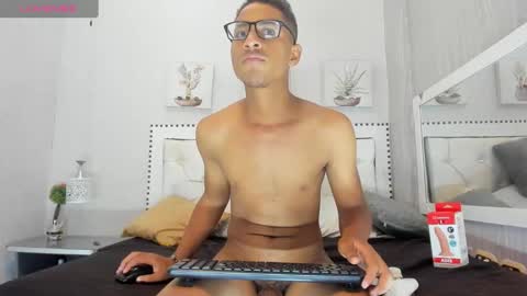 M O R E N O online show from November 2025 09:58:01 PM