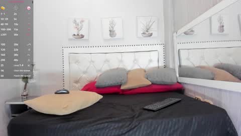 M O R E N O online show from November 2025 07:45:02 PM