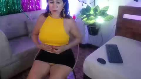 Yeseniaa25  online show from October 2025 06:08:01 PM