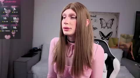 Snapshot of yoi_mika chatting on November 2025 12:42:02 AM Mikaella - Mika online show from November 2025 12:42:02 AM