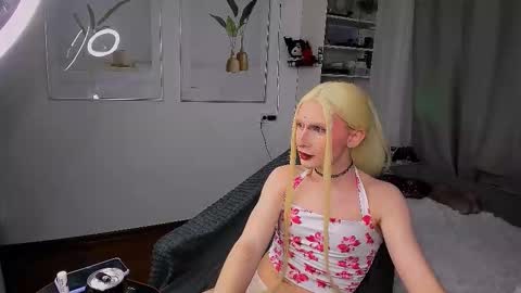 Snapshot of yoi_mika chatting on December 2025 08:58:02 PM Mikaella - Mika online show from December 2025 08:58:02 PM