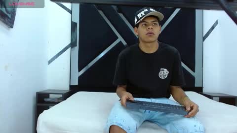 Snapshot of yordi_alpha chatting on November 2025 01:11:02 PM Yordi online show from November 2025 01:11:02 PM