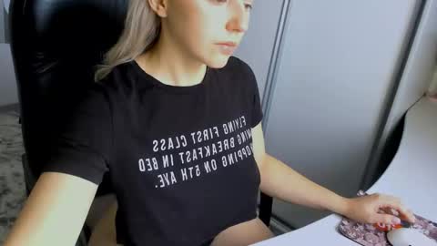 Snapshot of your_godesses chatting on November 2025 05:24:01 AM Cora online show from November 2025 05:24:01 AM