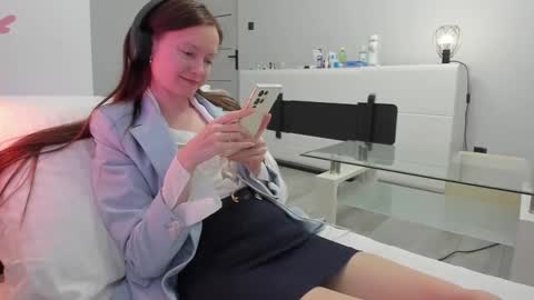 Snapshot of your_librarian chatting on November 2025 03:23:02 PM Your Librarian online show from November 2025 03:23:02 PM