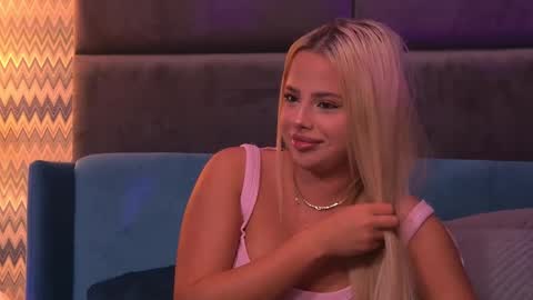 Foxie online show from September 2025 03:43:01 AM