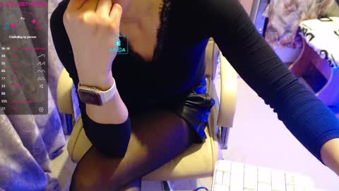 Snapshot of yuli_ya chatting on December 2024 07:00:02 PM Sweet Pussy online show from December 2024 07:00:02 PM
