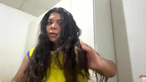 Snapshot of yulissa18 chatting on November 2025 06:06:02 PM Yuli and SaraIndependent model online show from November 2025 06:06:02 PM