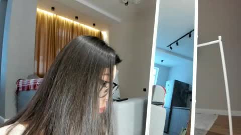 Yumi online show from December 2024 04:09:01 AM