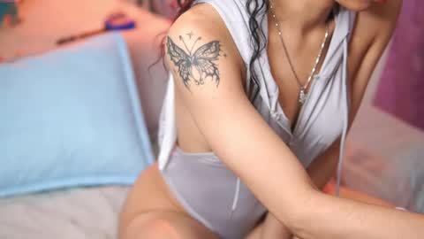 Snapshot of yuyi_cam chatting on October 2025 02:06:02 AM Yuyi Cam online show from October 2025 02:06:02 AM