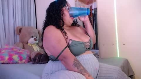 Snapshot of yvonn_jlove chatting on October 2025 01:58:02 AM yvonn online show from October 2025 01:58:02 AM