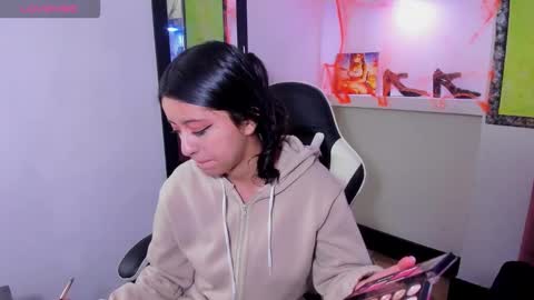 Snapshot of zoe_connor19 chatting on November 2025 06:53:01 PM Z O E online show from November 2025 06:53:01 PM