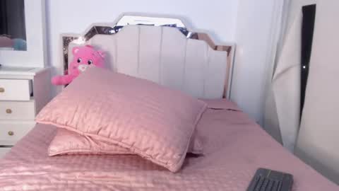 Snapshot of zoe_kravitx chatting on September 2025 12:14:01 AM CAMILA online show from September 2025 12:14:01 AM