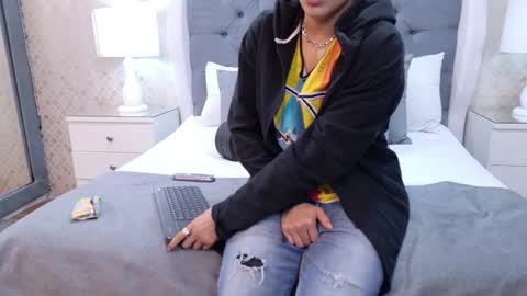 Snapshot of zoekrug chatting on October 2025 01:10:01 PM Zoe Krug online show from October 2025 01:10:01 PM