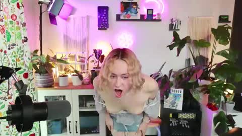 Snapshot of zoeyryan chatting on November 2025 05:33:01 PM Zoey Ryan online show from November 2025 05:33:01 PM