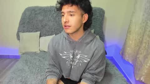 Snapshot of zoren333 chatting on October 2025 01:06:02 AM ZOREN online show from October 2025 01:06:02 AM