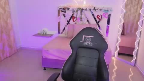 Snapshot of zury_tay chatting on November 2025 11:44:02 AM ZURY online show from November 2025 11:44:02 AM