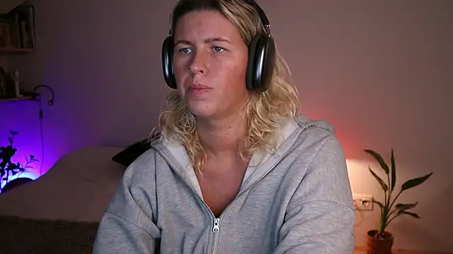 moonamii online show from October 2025 05:21:01 PM