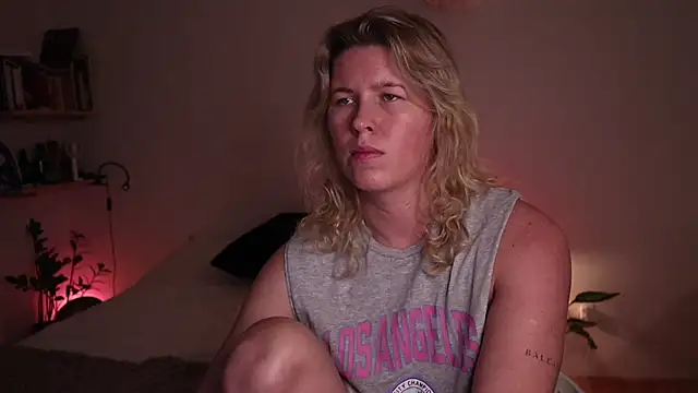 moonamii online show from October 2025 06:42:02 PM