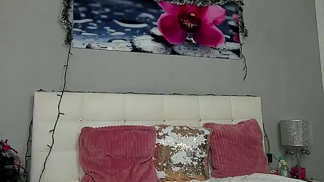 JuliaHunts online show from December 2024 08:04:02 AM