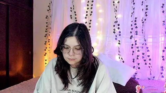 Snapshot of Mey_moon chatting on December 2024 11:21:01 PM Mey moon online show from December 2024 11:21:01 PM