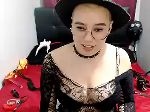 Snapshot of TamySweetness chatting on December 2024 01:34:01 AM TamySweetness online show from December 2024 01:34:01 AM
